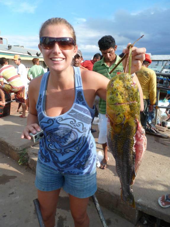 Examinando a pescaria da noite em Coari, às margens do rio Solimões, no Amazonas